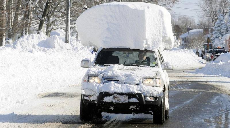 Не убирают снег с крыши автомобиля.