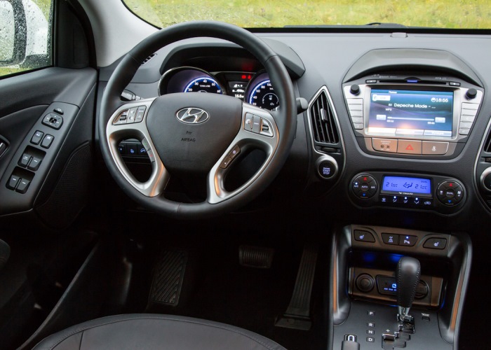 В кроссовере Hyundai ix35 имеется множество опций, которые помогут водителю в различных ситуациях