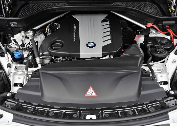 Двигатель BMW X5 обладает некоторыми особенностями - долговечность и выделение на 35% меньше тепла, чем конкуренты
