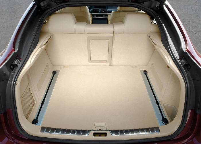 Также кроссовер BMW X6 обладает просторным багажником