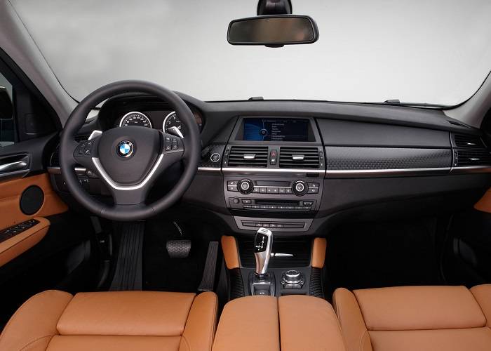 Дизайн интерьера BMW X6 ничем не уступает стильному экстерьеру кроссовера