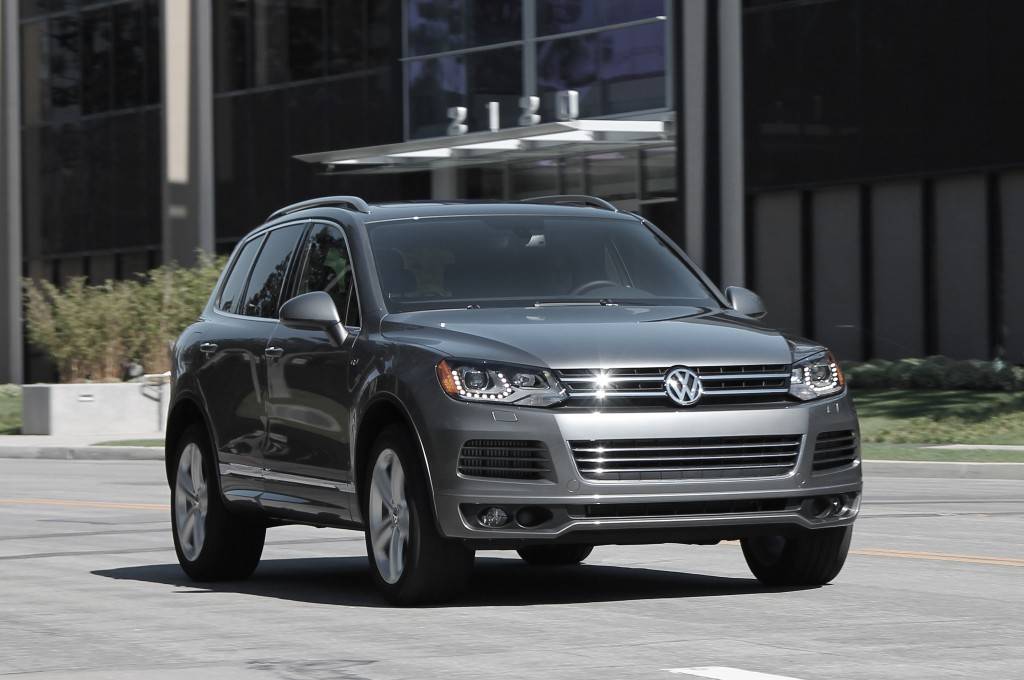 2014-Volkswagen-Touareg-R-line-TDI-front-view-in-motion-01