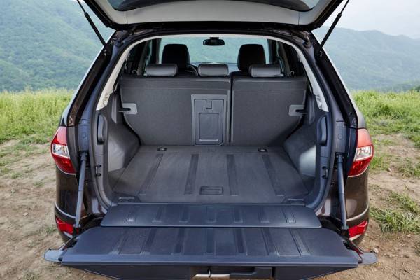 Багажник Рено Колеос достаточно просторен и удобен для погрузки