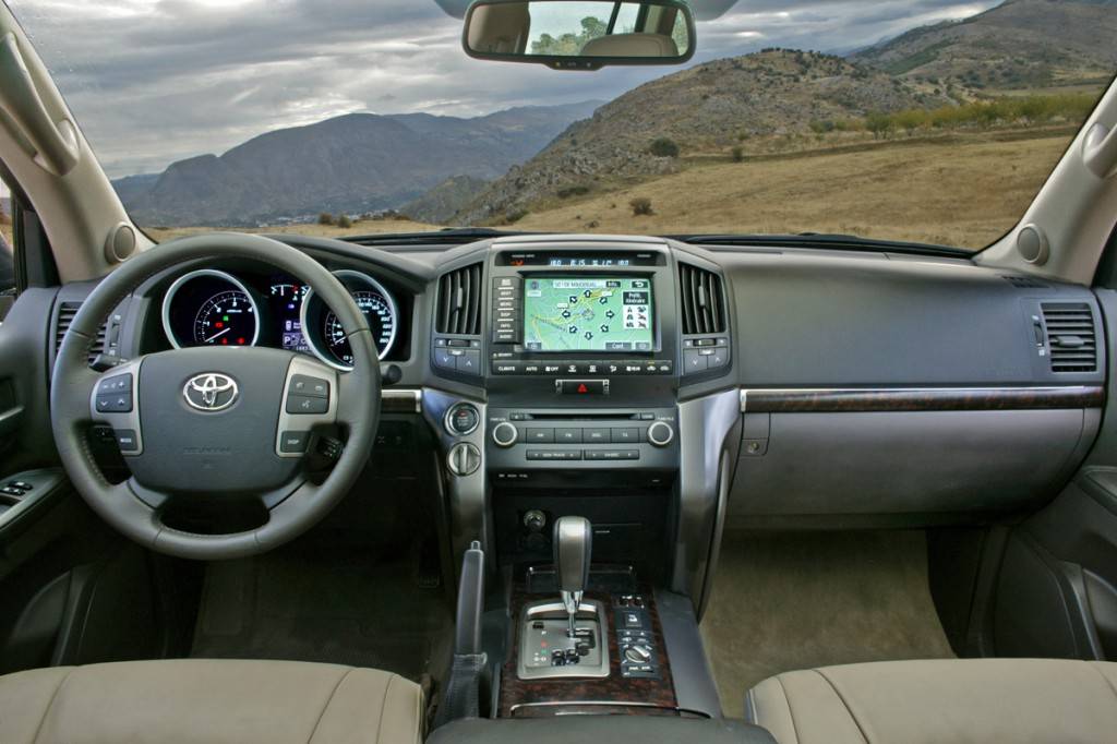 Toyota-Land-Cruiser-200-interior