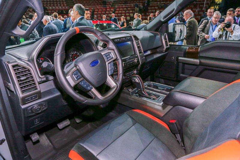 2017-Ford-F-150-Raptor-SuperCrew-cabin
