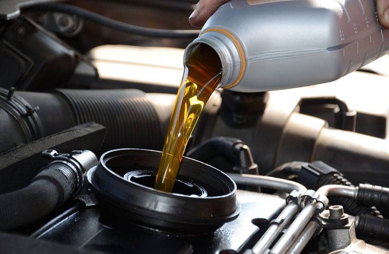 Как правильно заменить масло в двигателе и сколько вообще сколько масла нужно заливать в двигатель