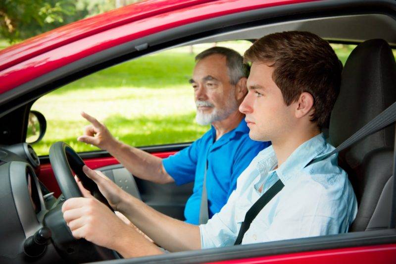 Законами предусмотрено, что водитель может отдать управление автомобилем другому человеку в случае, если первый обучает вождению второго.