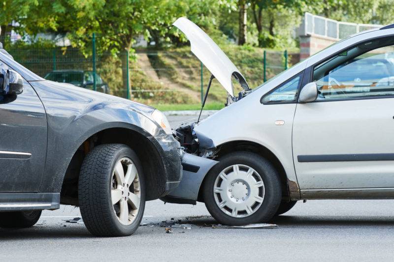 Если  по вине водителя произошло ДТП, ущерб пострадавшим в определённых пределах компенсирует не он сам из своего кармана, а страховая компания.