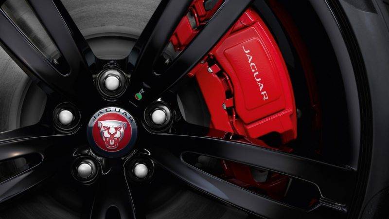 Ещё большую стильность этих элементов достигается благодаря тормозным суппортам, выкрашенным в красный цвет, с нанесенной на них надписью фирмы Jaguar.