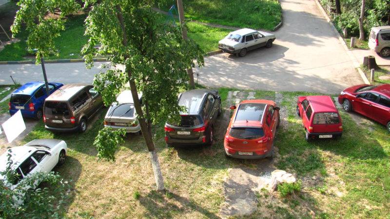 Автомобиль, припаркованный на газоне, независимо от того, на территории какого региона находится, причиняет одинаковый ущерб экологической обстановке и облику города.