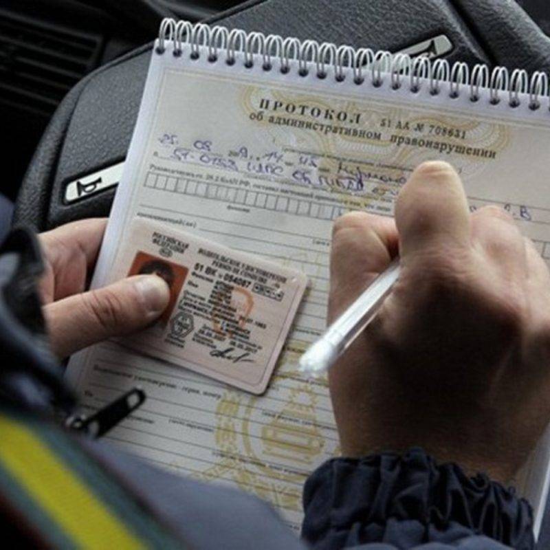 За вождение транспортным средством без прав или с просроченным водительским удостоверением предусмотрен денежный штраф.