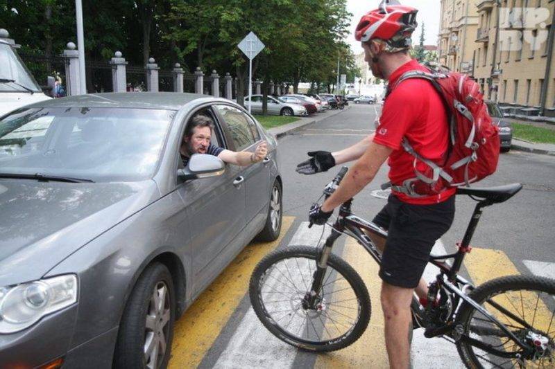 В новой редакции ПДД велосипедист больше не приравнивается к пешеходу и не имеет никакого права пересекать дорогу по соответствующей разметке. 