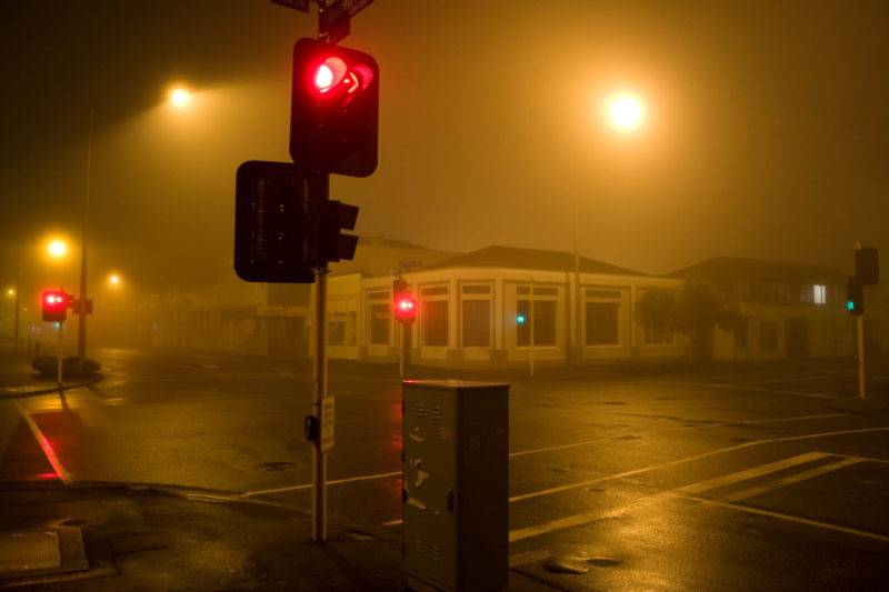 Какой бы пустынной ни казалась дорога, на красный сигнал светофора следует останавливаться в любом случае.