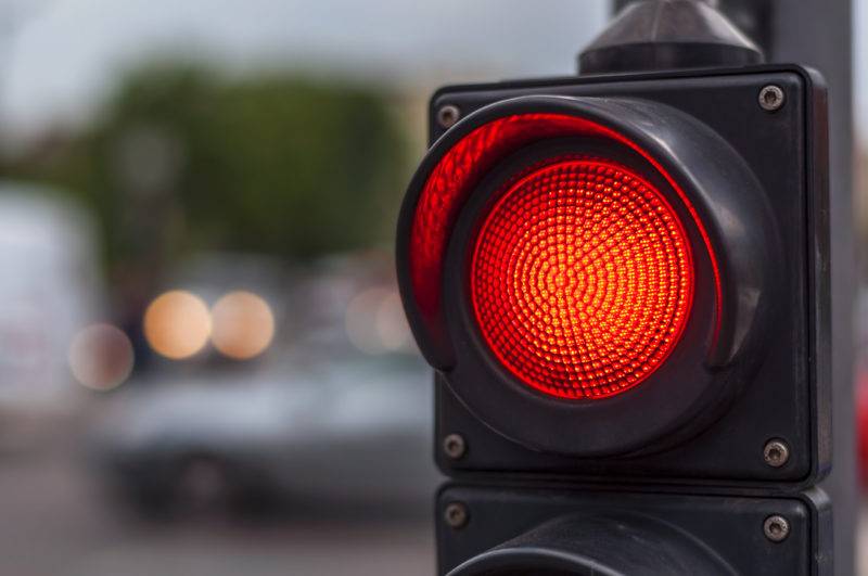 Строгость наказание за проезд на красный и другие запрещающие сигналы светофора зависит от того, первичное это нарушение или повторное.