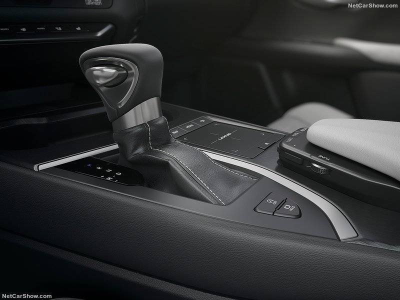 Новый 2,0-литровый двигатель, представленный в UX 200, комплектуется первым вариатором прямого переключения от Lexus, спроектированному для обеспечения плавной и экономичной работы трансмиссии.