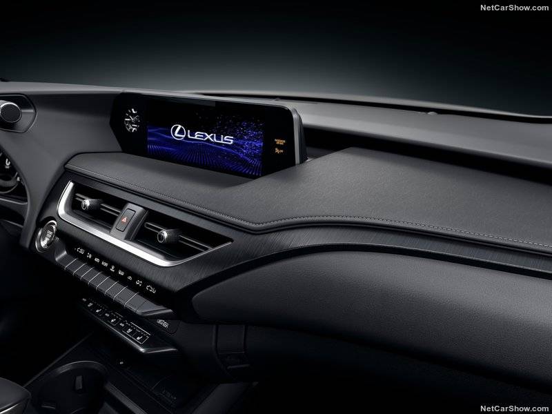 Lexus UX (2019): каким будет новое слово на рынке кроссоверов