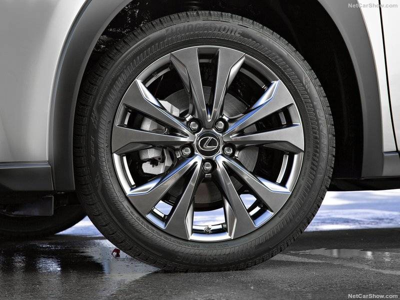 Алюминиевые колеса Lexus UX имеют первый в мире аэродинамический дизайн, который помогает охлаждать тормоза и уменьшает сопротивление ветру.