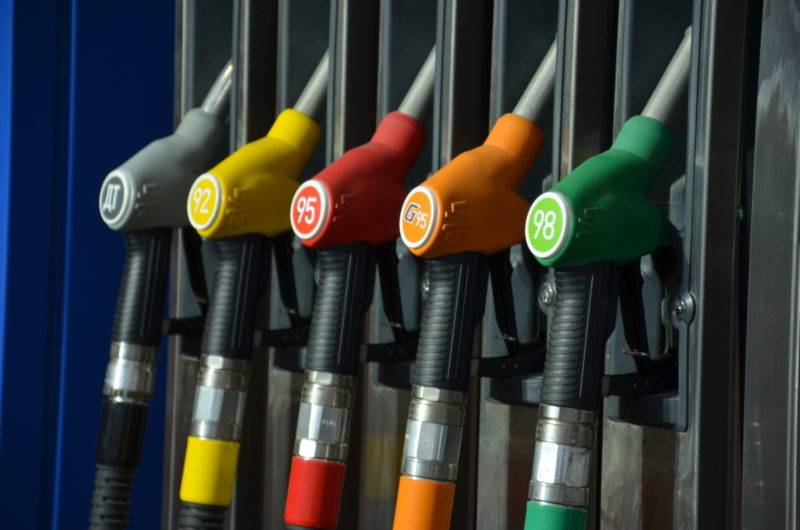 Бензин - это смесь углеводородов, количество каждого из компонента в этой смеси определяют марку бензина и его эксплуатационные характеристики. 