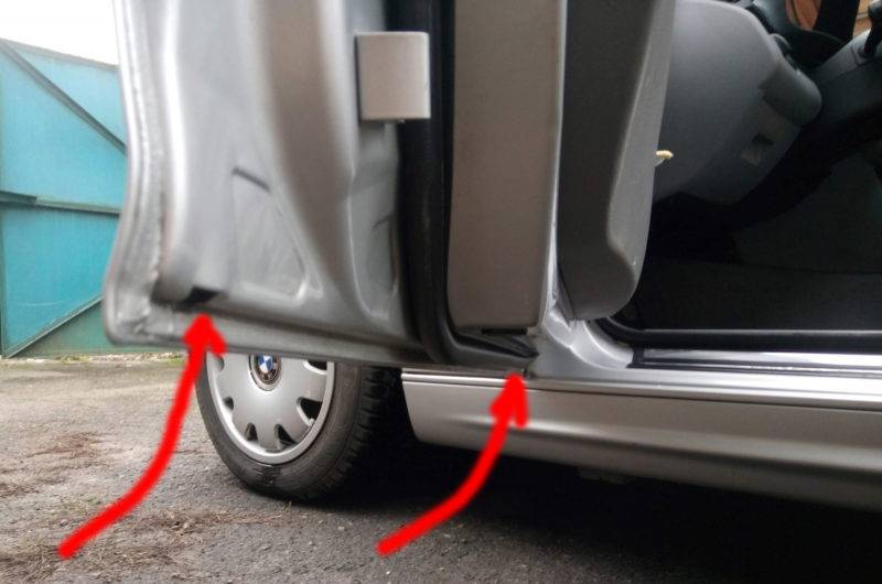 Дренажные отверстия располагаются в нижней части кузова. В нижней части каждой двери (в том числе и на багажнике) имеются небольшие отверстия.