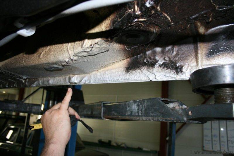 Дренажные отверстия в кузове автомобиля служат для отвода влаги, которая попадает во внутренние полости кузова.