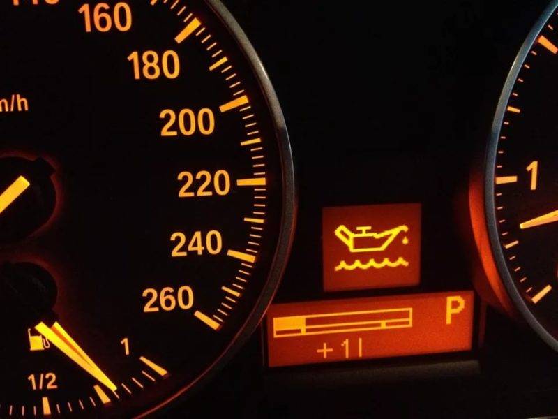 Симптомом неисправности масляного фильтра служит увеличение времени горения индикатора, отвечающего за давление масла в системе, на панели приборов во время автоматического теста при запуске автомобиля.