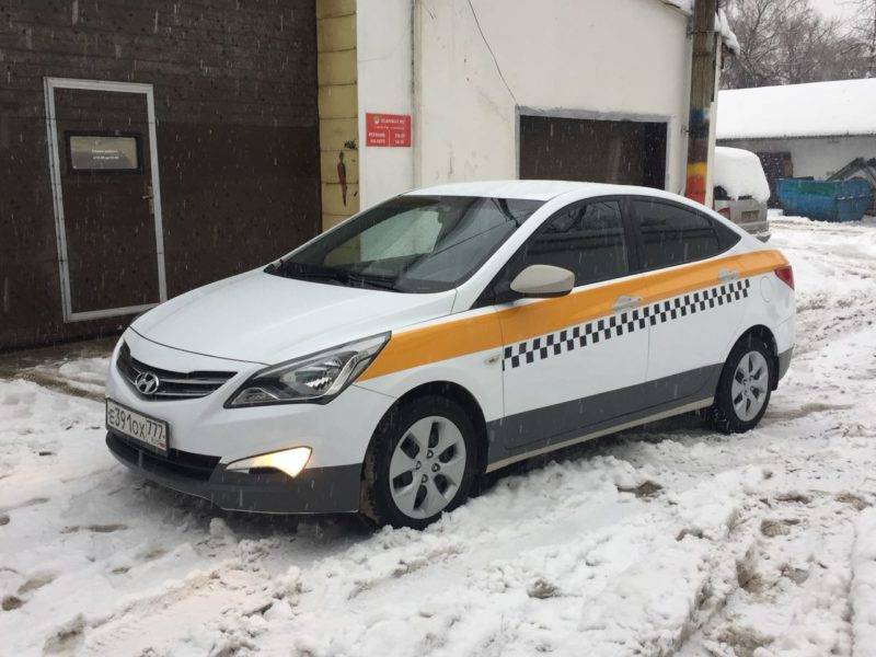 Для Москвы и области ещё с 10 февраля 2017 года вступили правила, согласно которым все автомобили такси должны иметь единую цветовую гамму.