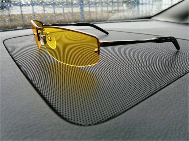 Такие очки намного повышают уровень видимости на дороге, снижают напряженность глаз во время долгого пребывания на дороге и имеют ряд преимуществ по сравнению с обычными солнцезащитными очками.