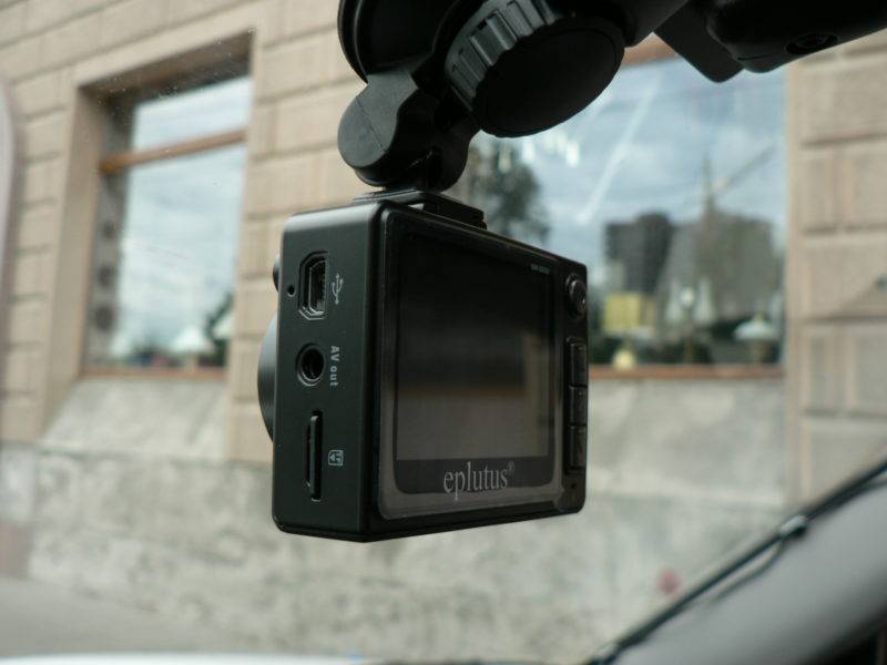 В видеорегистраторе установлен датчик, который включает запись происходящего в поле зрения камеры только тогда, когда в ее поле зрения происходит какое-либо движение.