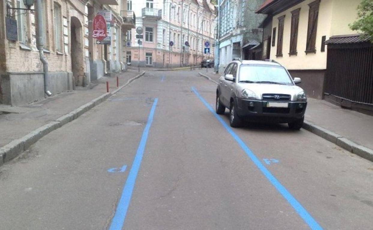 Где используется синяя разметка на дороге
