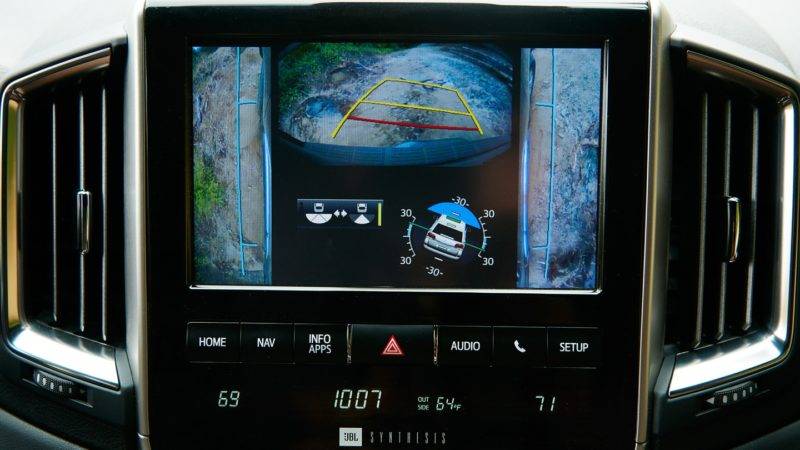 Данное транспортное средство оснащено несколькими видеокамерами системы Multi- Terrain Monitor, которые обеспечивают отменную обзорность.
