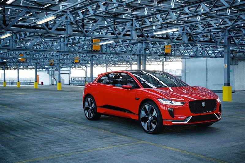 Практически все в курсе того, что кроссовер Jaguar I-Pace - один из первых электрических SUV-ов, который к тому же будет доступен в России.