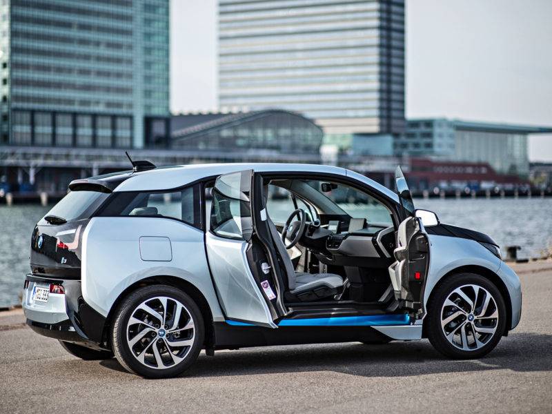 Электрические модели от BMW уже можно заказать и купить в России
