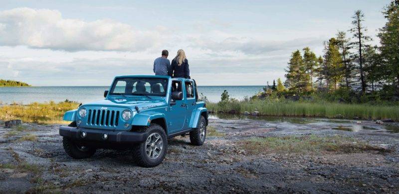Отличившийся Jeep Wrangler доступен в России примерно от 3 600 000 рублей.