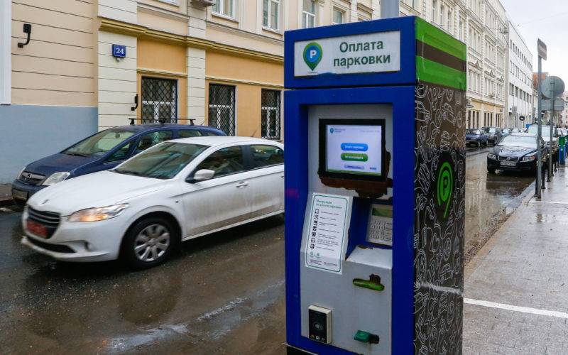 Так, суточная стоимость городской парковки находится в диапазоне от тысячи до 7140 рублей, а парковка вне уличного городского парковочного пространства стоит от 1200 рублей.