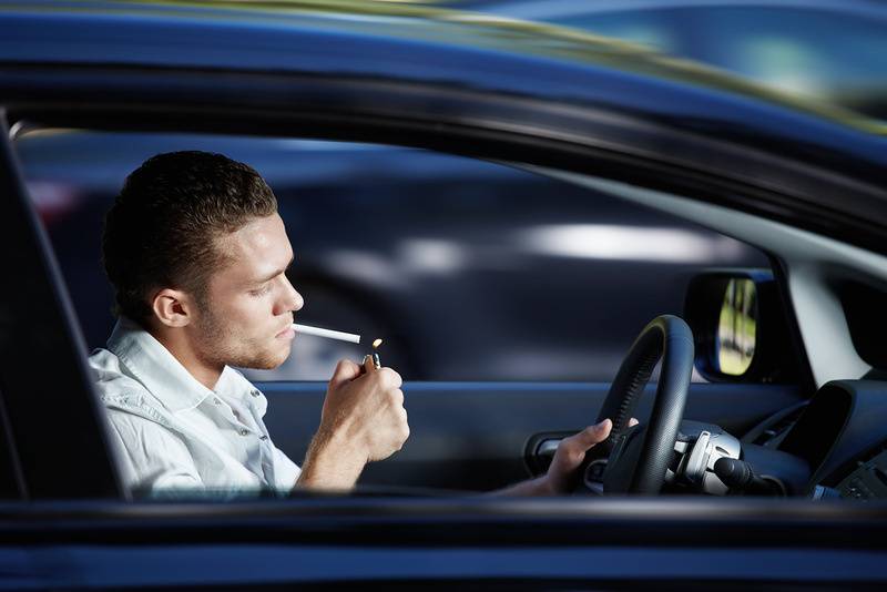 Запрет на курение за рулем: чем его объяснили