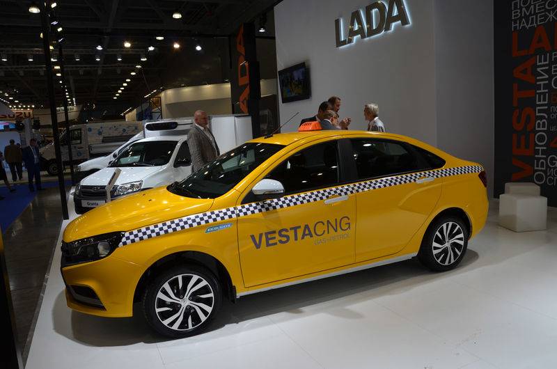 Lada Vesta стала первым серийным авто отечественной компании с газобалонной установкой. 