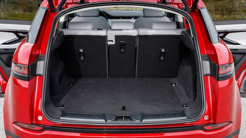 За счет переработанной задней подвески стало больше и места для багажа, так что теперь по объему грузового пространства Evoque сопоставим с купе BMW X2.