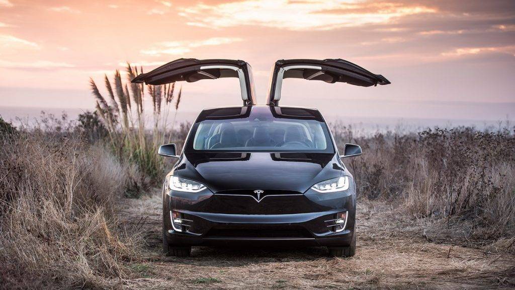 Tesla Model X: эталон жанра