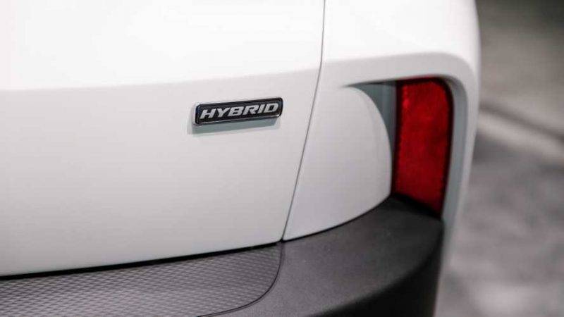 Идентифицировать внешне гибрид и Plug-In Hybrid можно разве что по значкам и колесам.
