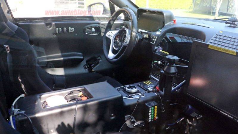 Aston Martin DBX: новые фото салона и буксировки