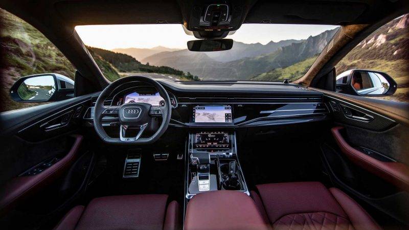 Audi SQ8 2020 года: как выглядит настоящий кроссовер-монстр