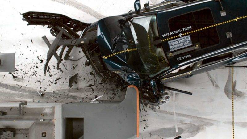 Audi E-Tron стал первым электрокаром с максимальными оценками безопасности