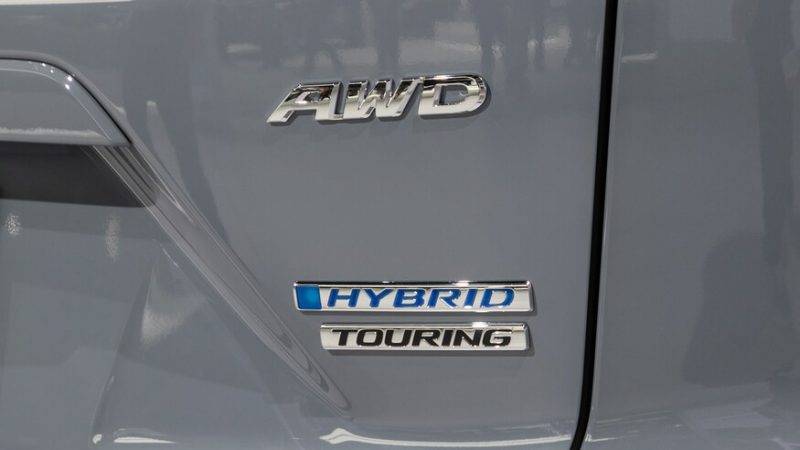 Honda CR-V или Toyota RAV4: сравнение гибридных версий