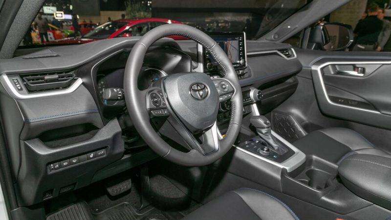 Honda CR-V или Toyota RAV4: сравнение гибридных версий