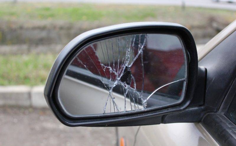Стукнулись зеркалами: что советуют делать водители