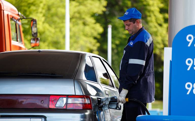 Процесс заправки авто