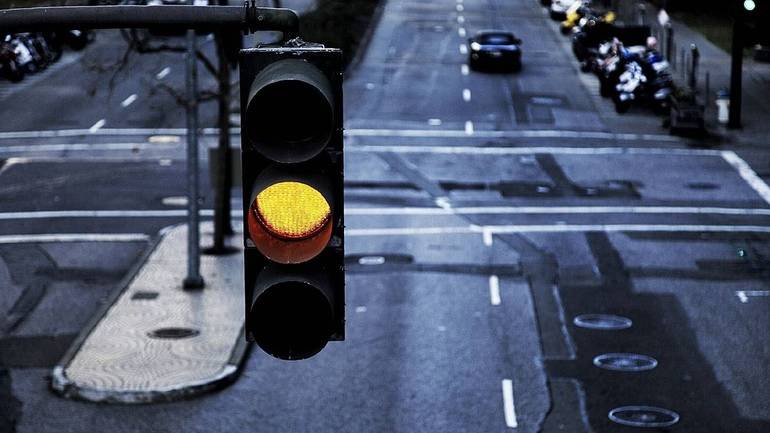 Предупреждающий и запрещающий желтый сигнал светофора 