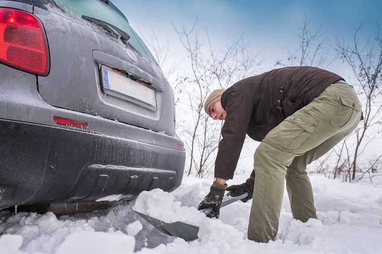 Откапывать машину из снега 