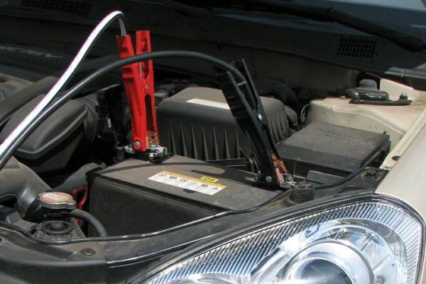 Емкости аккумуляторов на обеих машинах равны или близки по значению.Заглохший внедорожник не завести, «прикуривая» от аккумулятора малолитражного автомобиля.