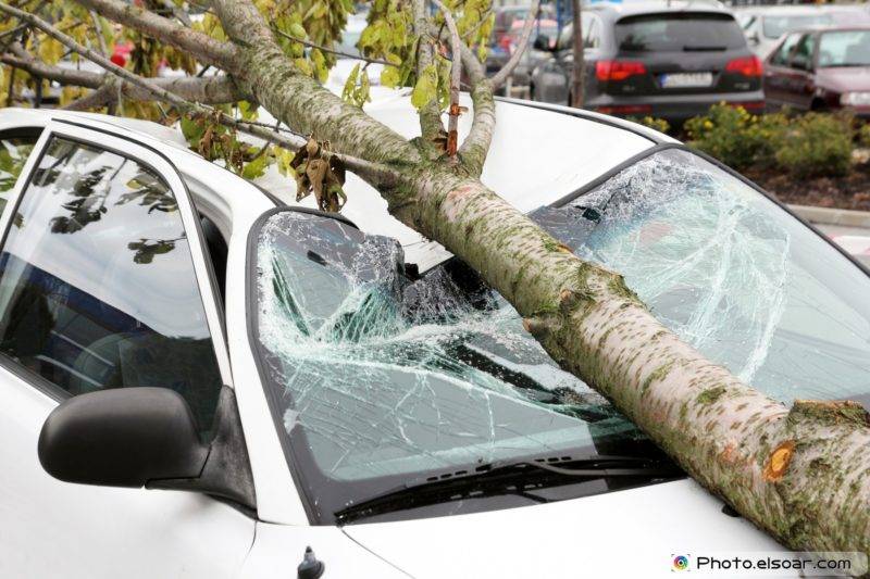Если ваш автомобиль застрахован по КАСКО, то вместе с вызовом ГИБДД необходимо позвонить в страховую компанию, сообщив о происшествии.